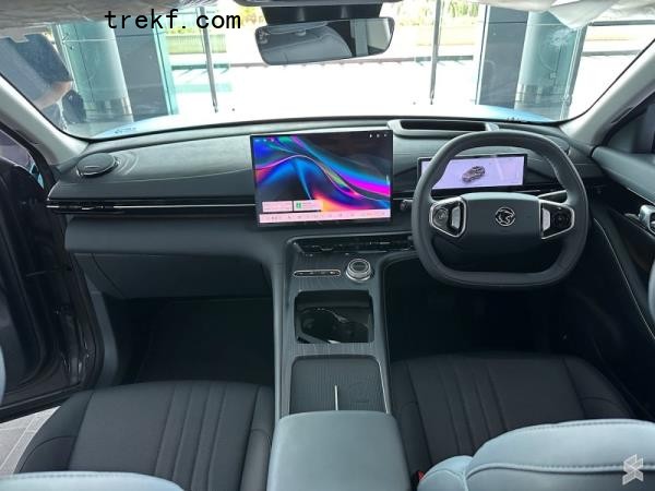 e.MAS 7 is the second Proton that can support Android Auto and Apple CarPlay after the 2025 Proton X70. — SoyaCincau pic